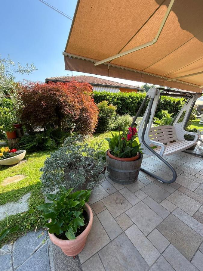 Casa Maria-Appartamento In Villa Ispra Exteriör bild