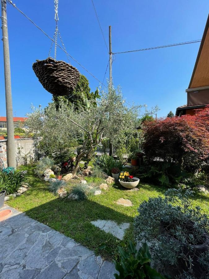 Casa Maria-Appartamento In Villa Ispra Exteriör bild